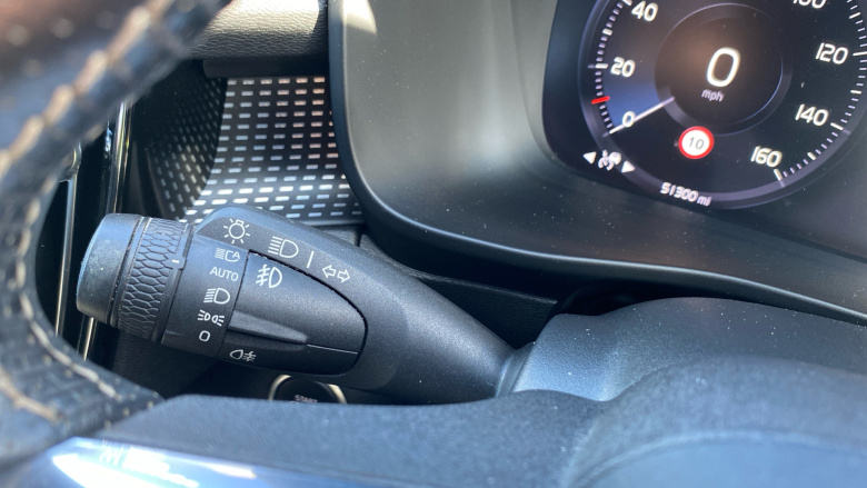 Volvo Xc40 2.0 T4 R DESIGN Pro 5dr AWD Geartronic Petrol Estate